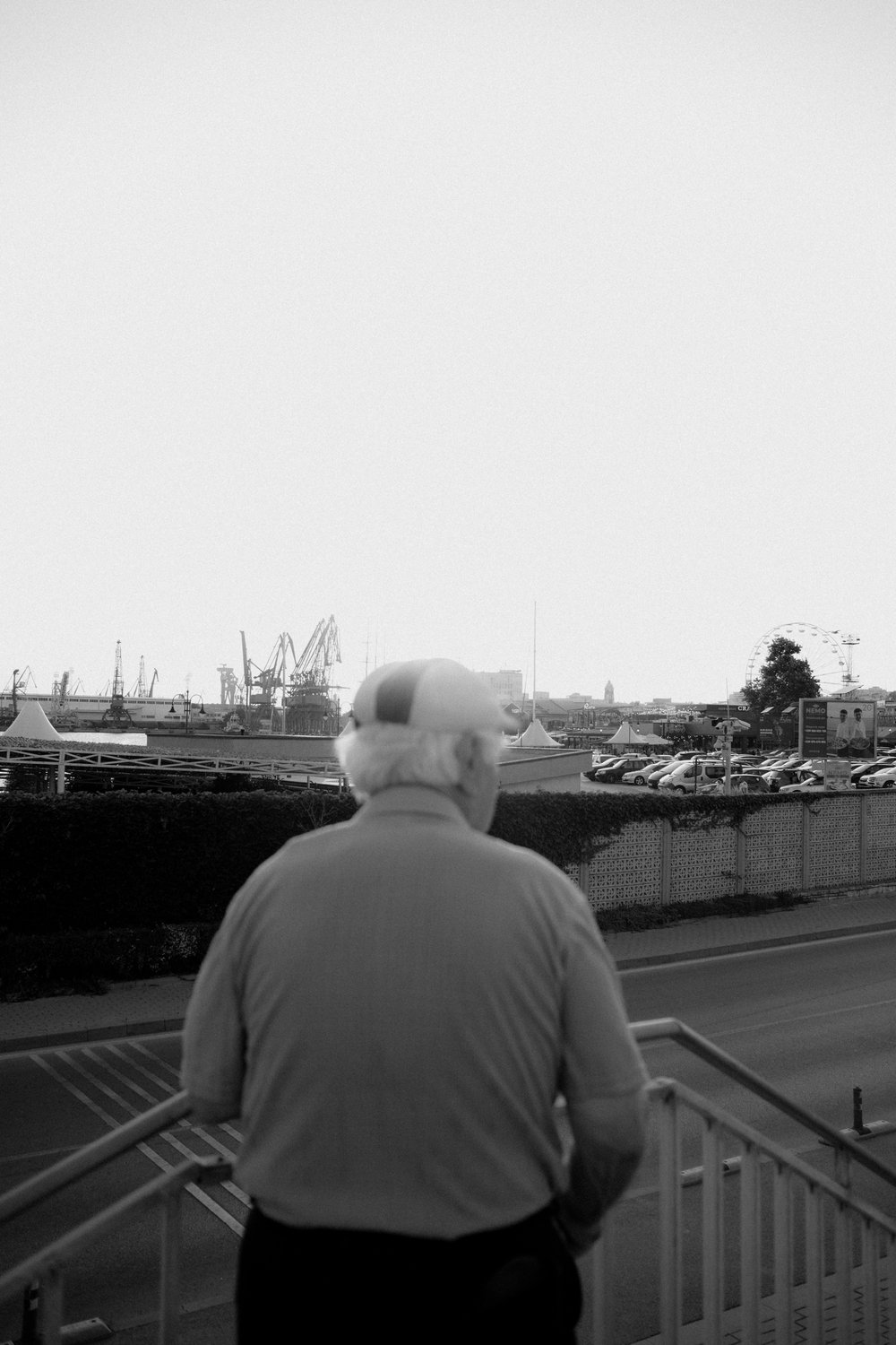 Rafael mirando el puerto